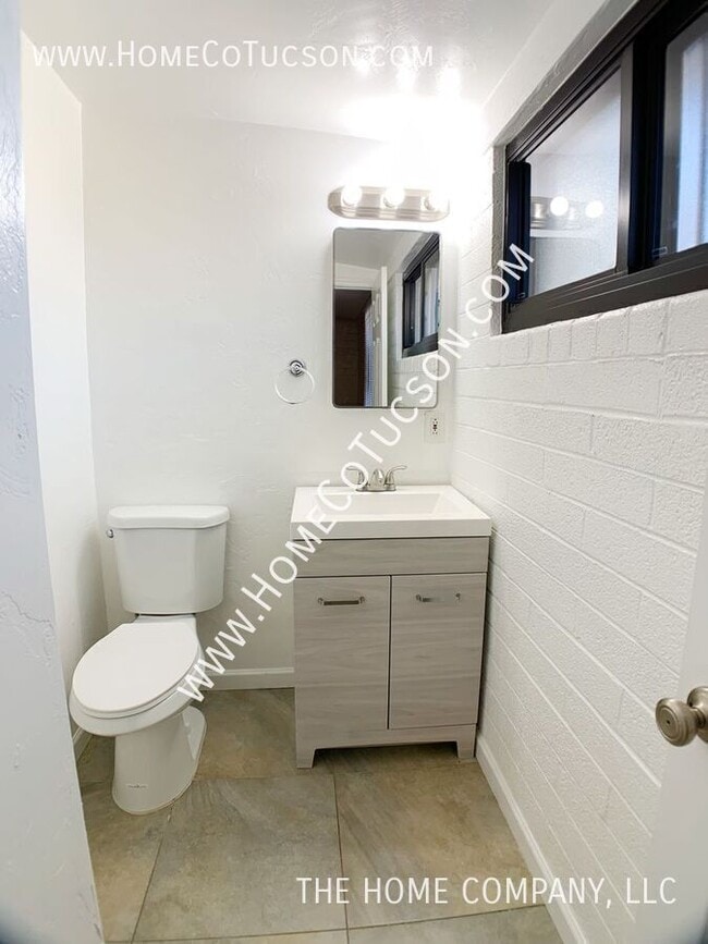 Building Photo - 410 W Calle Antonia