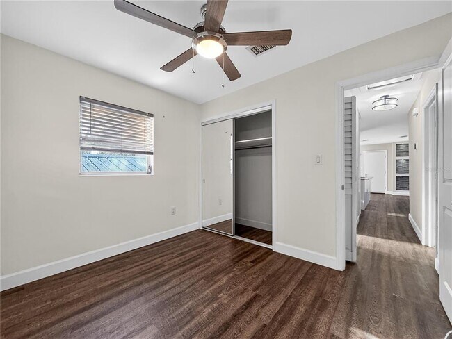 Building Photo - 2304 Country Club Rd