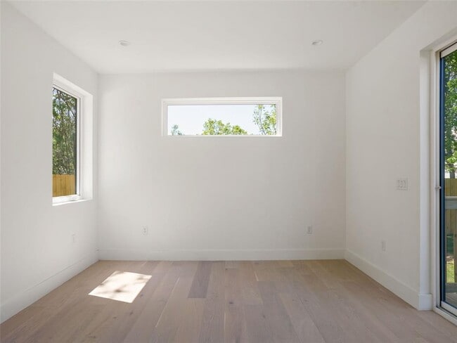 Building Photo - 2609 Davis Ln
