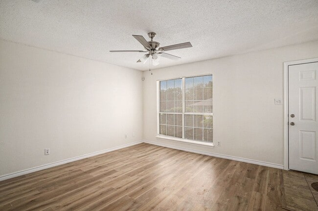 Building Photo - This charming 3-bedroom, 2-bathroom single...