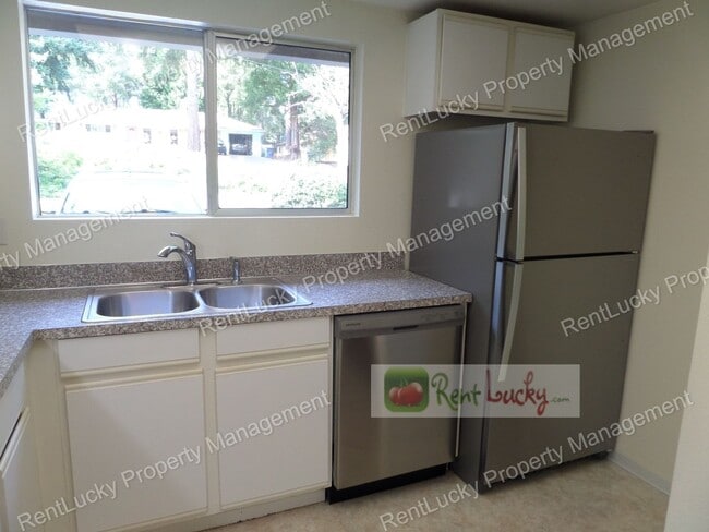 Building Photo - Super-Cute 2 Bedroom, 2 Bath Duplex in Unb...