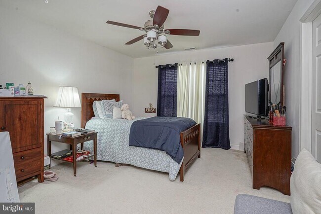 Building Photo - 142 White Cedar Dr