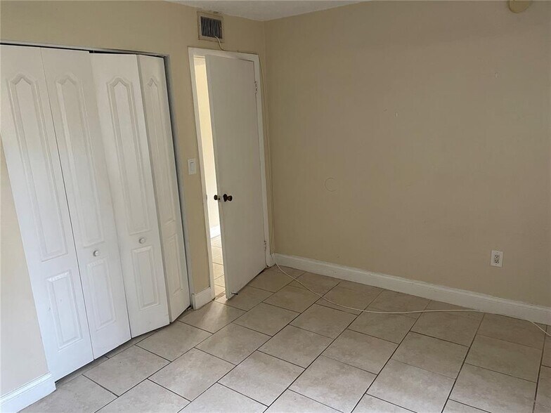 Building Photo - 4235 N University Dr