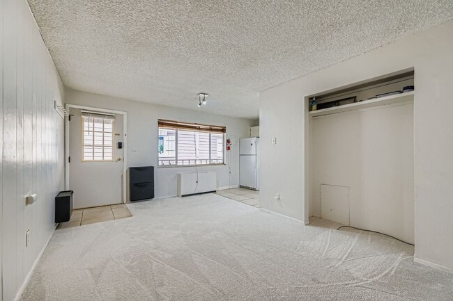 Building Photo - Move-In Ready 1-Bed Near Campus ***Applica...