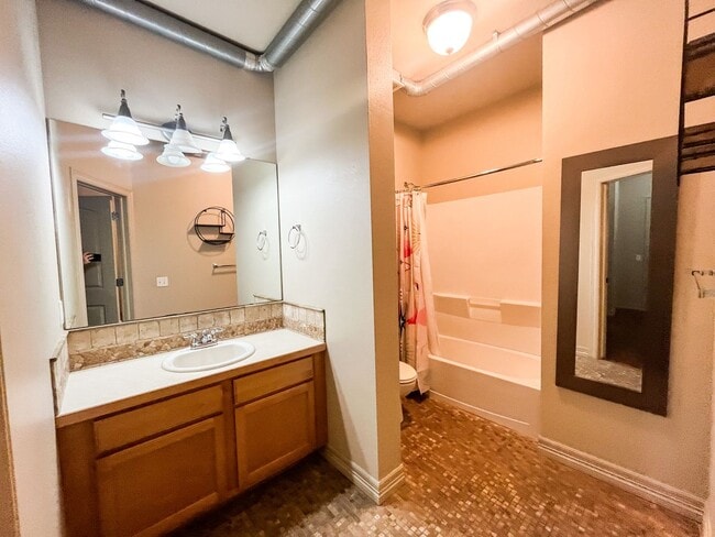 Building Photo - Fantastic Studio Condo in Old Town