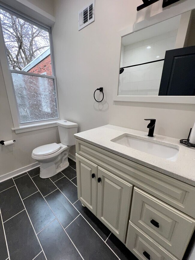 Building Photo - Newly Renovated 3-Bedroom Townhouse in Wes...