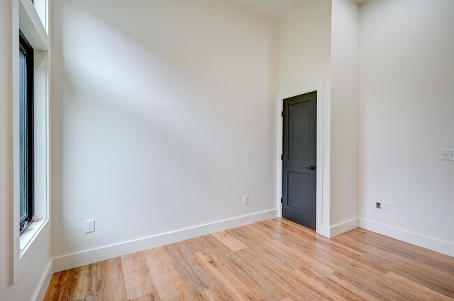 Building Photo - 19 Hidden Glade Dr