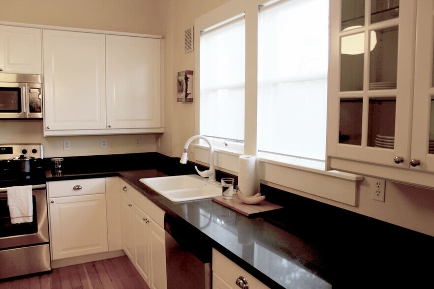 Building Photo - 1523 SE Ankeny St