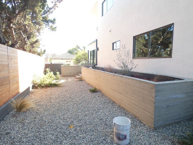 Building Photo - 6034 Craner Ave