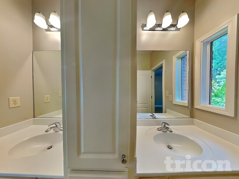 Building Photo - 5840 Cool Springs Dr
