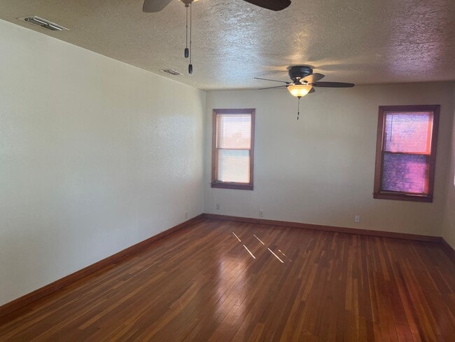 Building Photo - Country Living Home