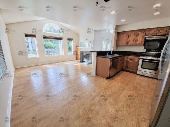 Building Photo - 3 Bedroom, 2.5 Bathroom in Rancho Del Oro!