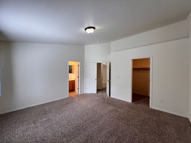 Building Photo - Centrally located 3 bedroom home in Fernley- 3 car garage