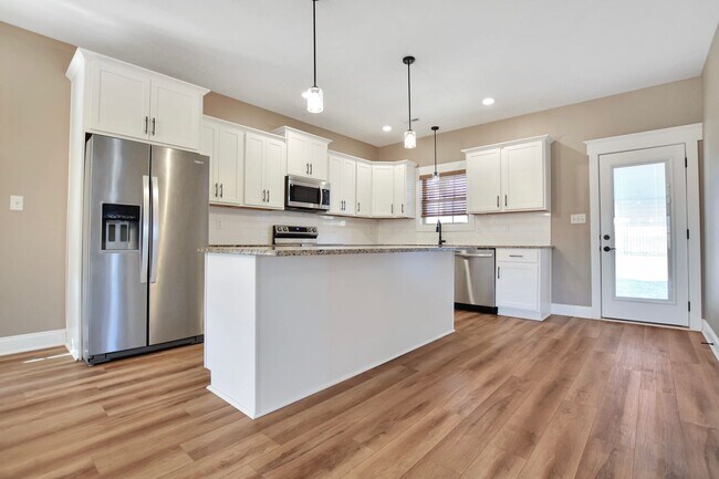 Building Photo - Pet Friendly Three Bedroom!