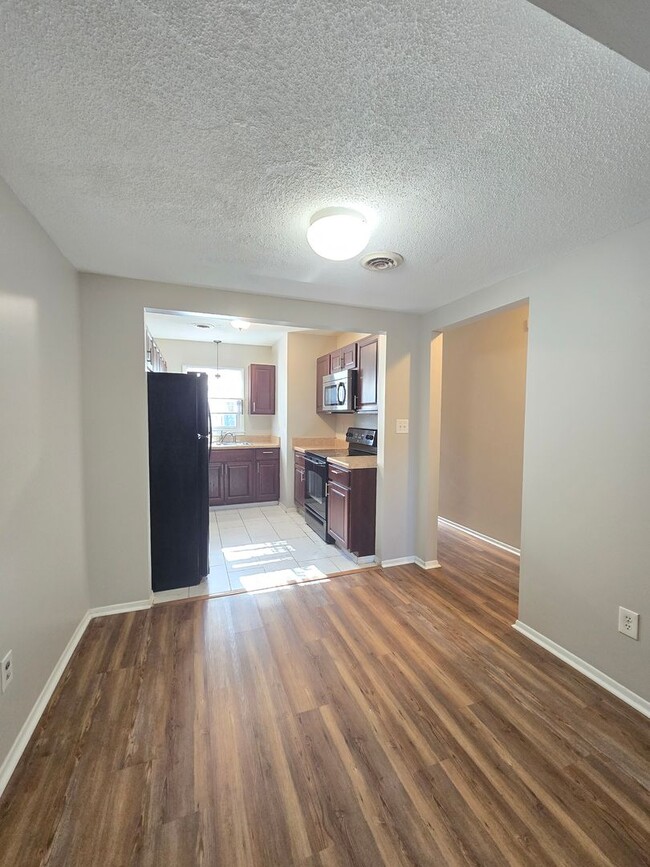 Building Photo - STONESTHROW - 2 Bedroom Townhome - Perfect...