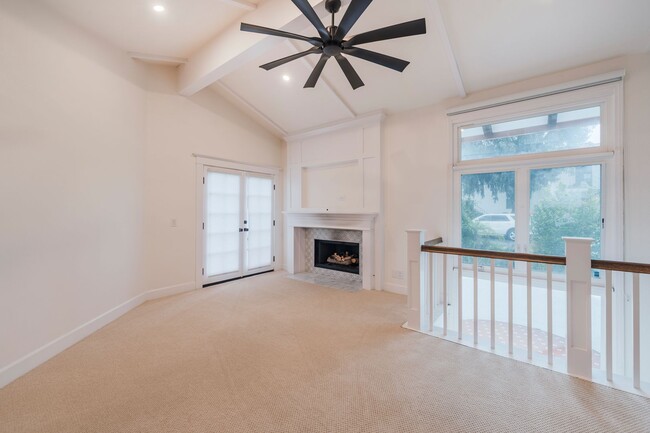 Building Photo - Luxury Living in Manhattan Beach