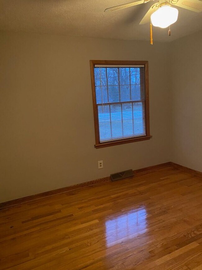 Building Photo - Ranch home with two car garage located on over 1/2 acre
