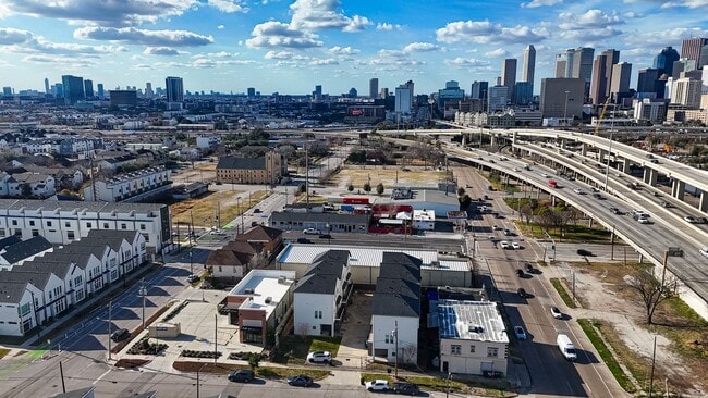 Building Photo - 2010 St Charles St