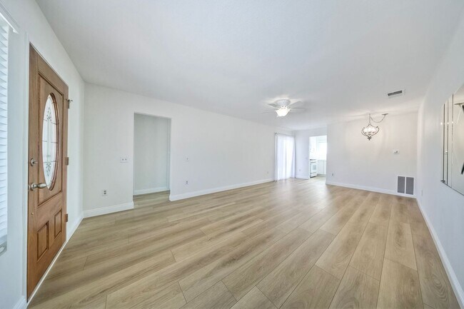 Building Photo - Charming 55+ Fully Remodeled 2 Br. 1 Ba. Duplex - Sunny Hills