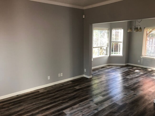 Building Photo - 2687 NW Oak Ridge Dr
