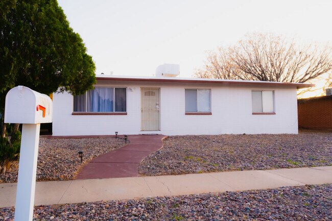 Building Photo - 6858 E David Dr