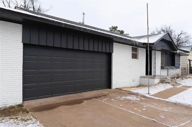 Building Photo - Charming 3-Bedroom Home with a Massive, Fenced Backyard!