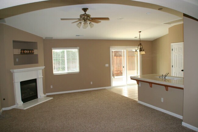 Building Photo - Great home for rent in Visalia!