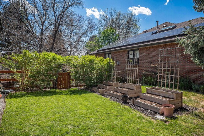 Building Photo - "Spacious 4-Bedroom Retreat with 3.5 Baths...
