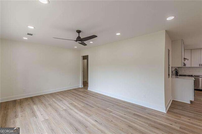 Building Photo - 525 Rosemont Dr