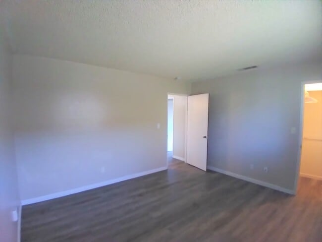 Building Photo - 4504 N Valentine Ave