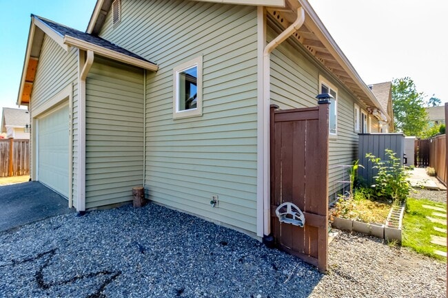 Building Photo - Fantastic DuPont Rambler with AC and Sprinkler System