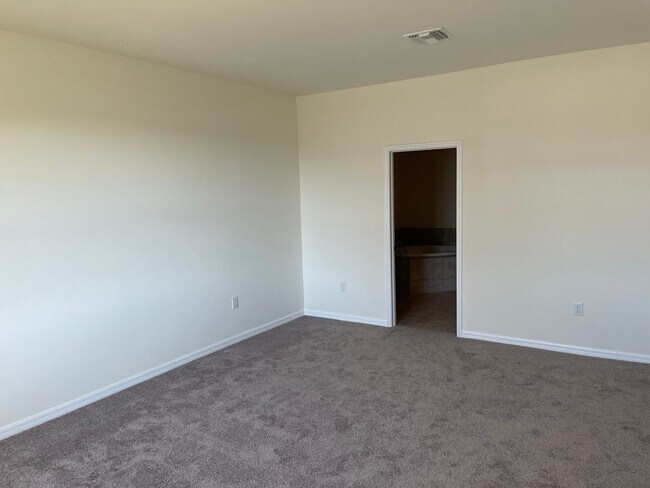 Building Photo - Stunning and spacious Single Family Home!