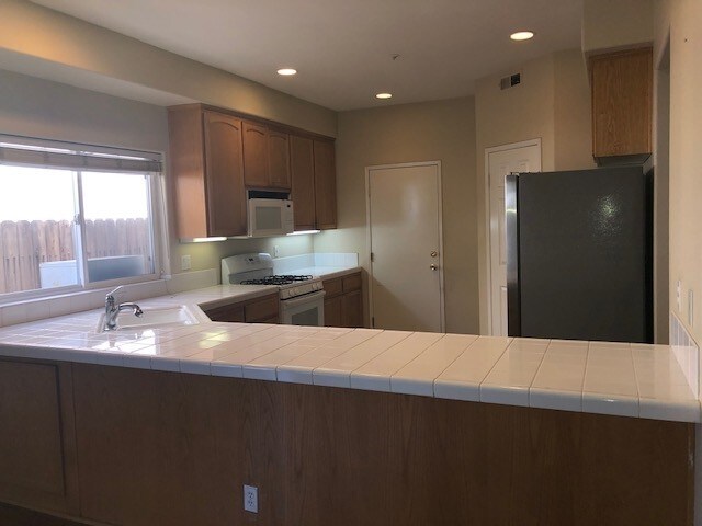 Building Photo - 440 Hart Dr