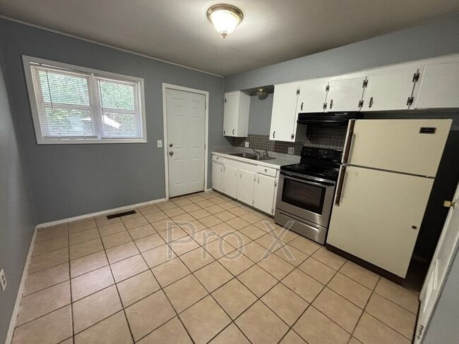 Building Photo - 8831 Country Club Dr