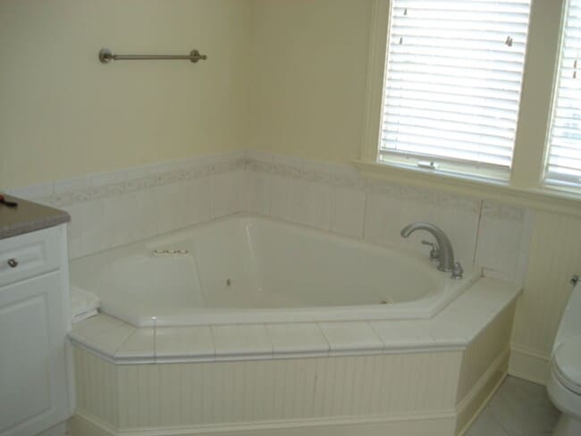 Building Photo - 4B Channel Ave