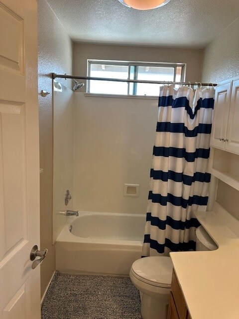 Building Photo - Lodi 4 Bedroom 3 Bathrom Home with a Pool