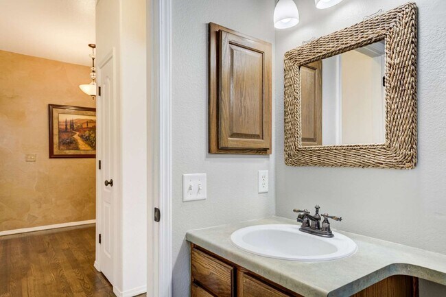 Building Photo - D20 5bdrm Home on Quiet Street in North Co...