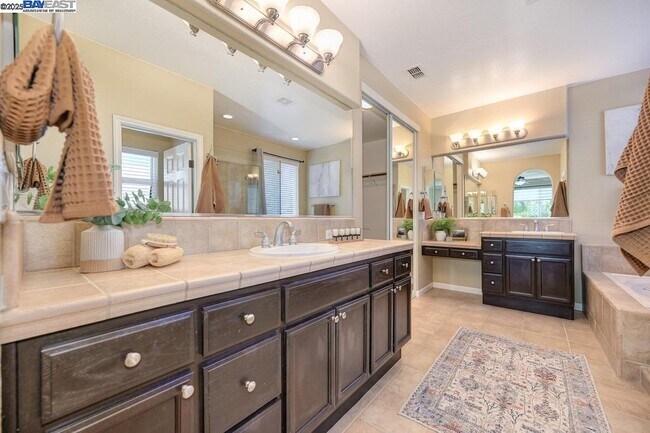 Building Photo - 1207 Villagio Dr