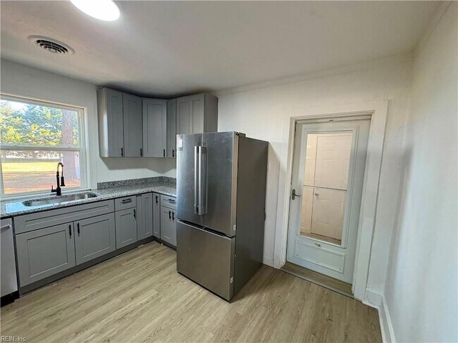 Building Photo - 889 W Main St