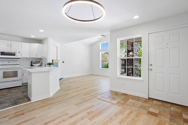Building Photo - Recently Updated 3 Bedroom 2 Bath Home - B...