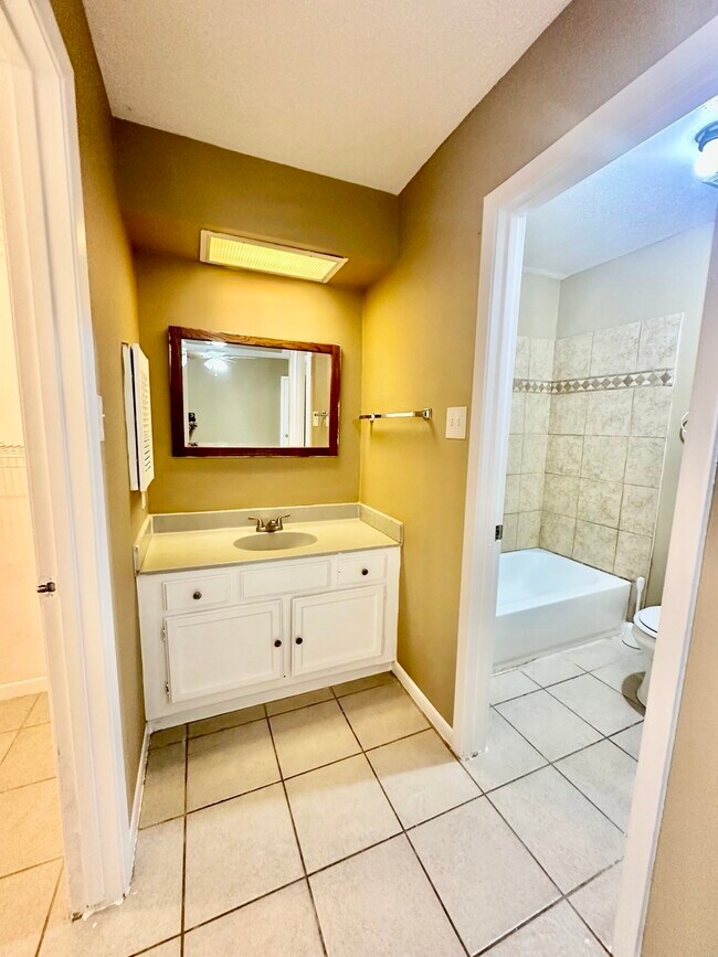 Building Photo - 2526 Valley Forest Dr