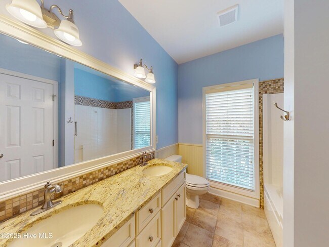 Building Photo - 1140 Greenbriar Dr