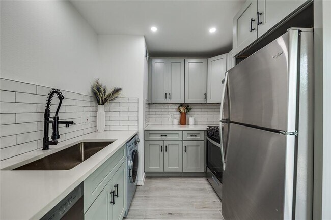 Building Photo - 1200 E 52nd St