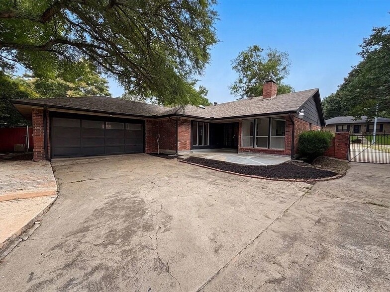 Building Photo - 722 S Forest Ln