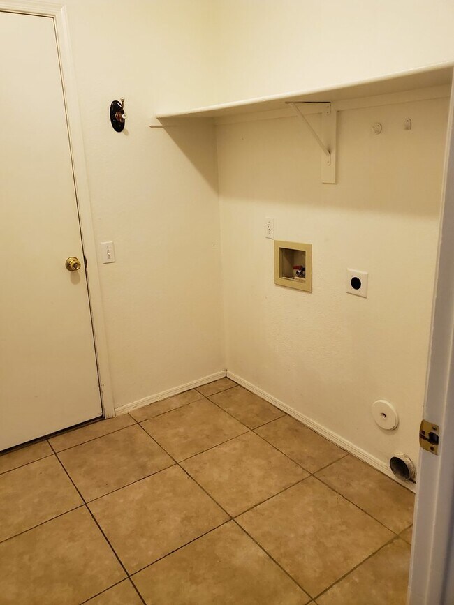 Building Photo - 510 W Sereno Dr