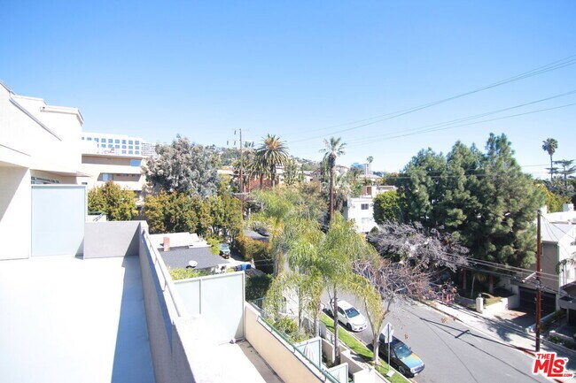 Building Photo - 939 Palm Ave
