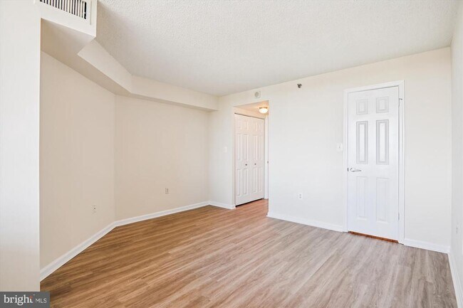 Building Photo - 10101 Grosvenor Pl