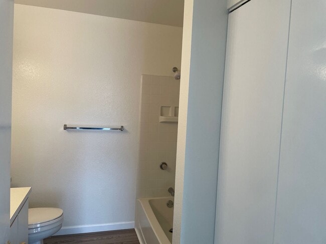 Building Photo - Bello, Erik