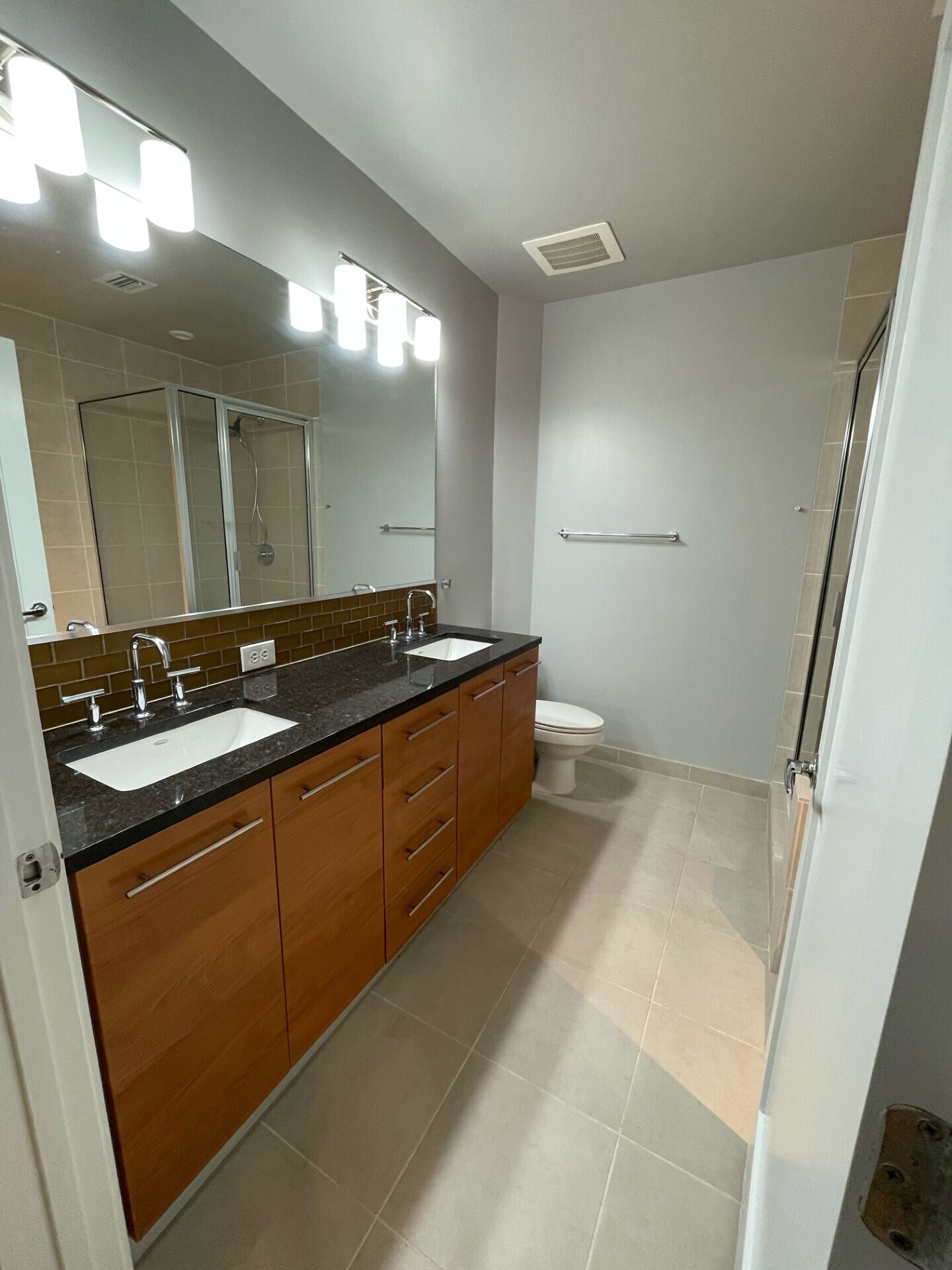 Building Photo - 400 4th Ave S