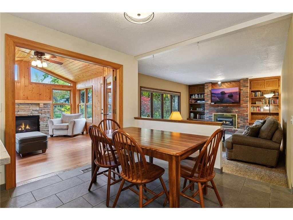 Informal eating area - 9933 Balmoral Ln
